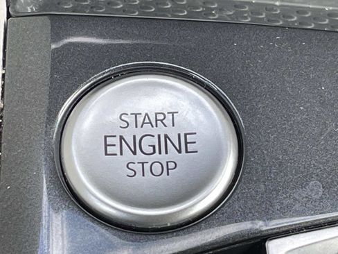 Used 2024 Volkswagen Tiguan SE image 29