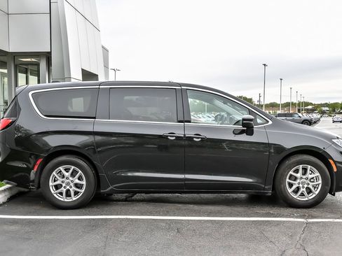 Used 2023 Chrysler Pacifica Touring-L FWD image 11