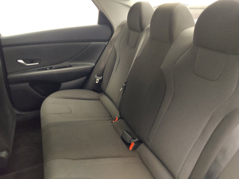 Used 2025 Hyundai Elantra SE FWD image 18