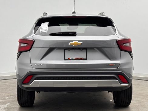 Used 2025 Chevrolet Trax LT w/ LT Convenience Package FWD image 6