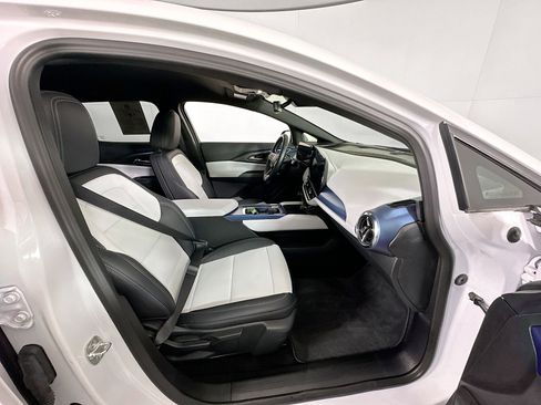 Used 2025 Chevrolet Equinox EV LT image 32