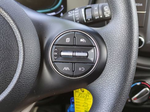 Used 2025 Kia Soul LX w/ LX Technology Package FWD image 23