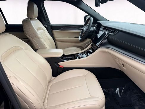 Used 2023 Jeep Grand Cherokee Limited image 15