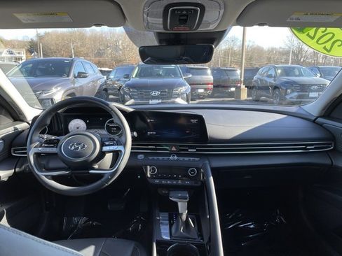 Used 2022 Hyundai Elantra Limited image 13