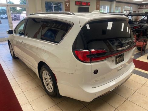 Used 2021 Chrysler Pacifica Touring-L FWD image 4