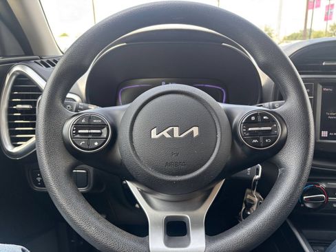 Used 2025 Kia Soul LX w/ LX Technology Package FWD image 25