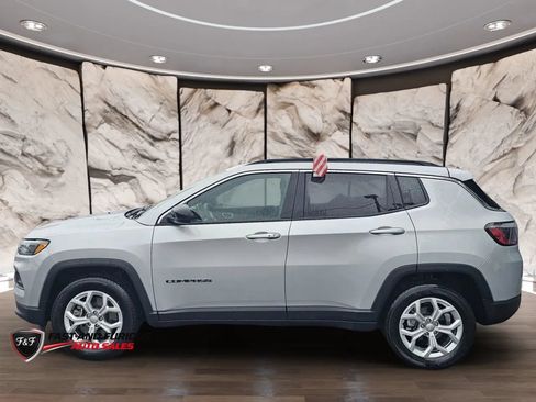 Used 2024 Jeep Compass Latitude AWD/4WD image 4