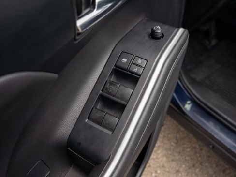 Used 2022 Toyota Highlander XLE AWD/4WD image 19