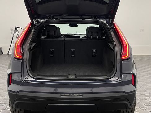 Used 2024 Cadillac XT4 Luxury w/ Cold Weather Package FWD image 11