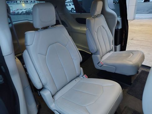 Used 2021 Chrysler Pacifica Touring-L image 11
