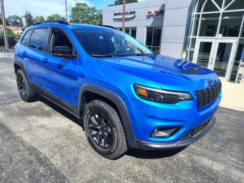 Certified 2022 Jeep Cherokee Latitude w/ Sun & Sound Group AWD/4WD image 2