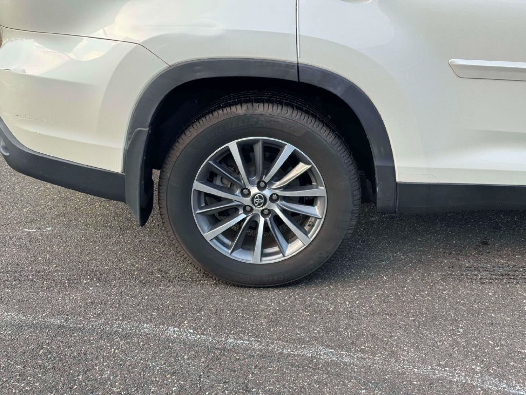 Used 2019 Toyota Highlander XLE AWD/4WD image 10