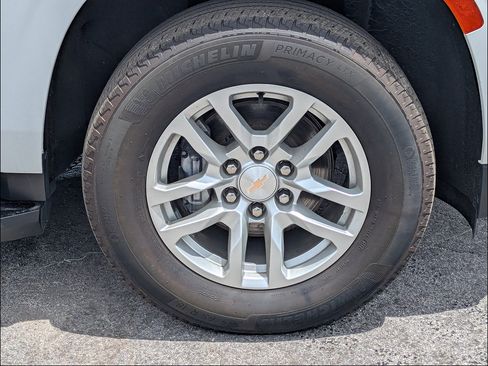 Used 2024 Chevrolet Suburban LT RWD image 12