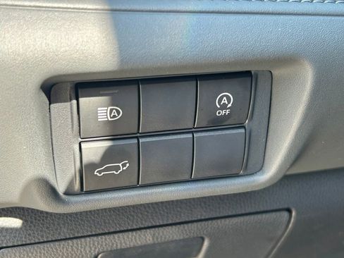 Used 2025 Toyota Highlander XLE FWD image 28