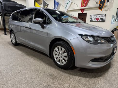 Used 2021 Chrysler Voyager L FWD image 14