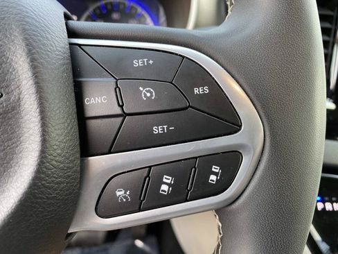 Used 2024 Chrysler Pacifica Touring-L FWD image 16