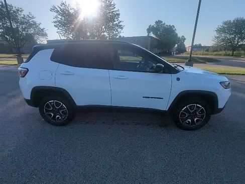 Used 2025 Jeep Compass Trailhawk AWD/4WD image 2