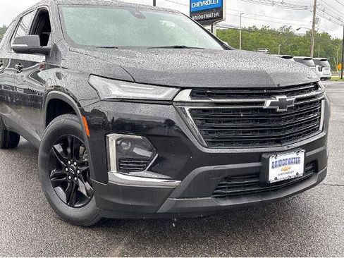 Used 2023 Chevrolet Traverse LT FWD image 2