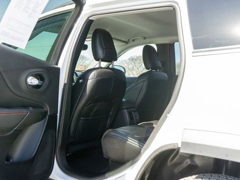 Used 2019 Jeep Cherokee Trailhawk w/ Cold Weather Group image 27