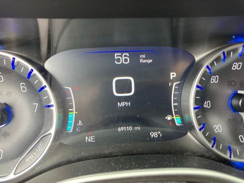 Used 2024 Chrysler Pacifica Touring-L FWD image 9