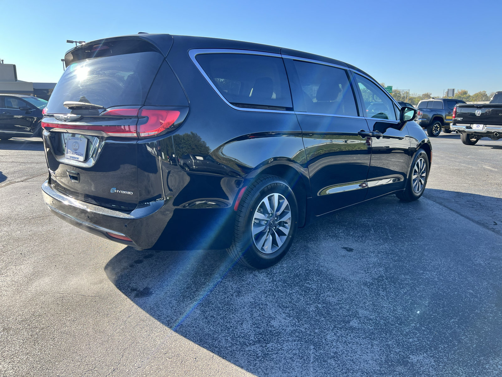 Used 2024 Chrysler Pacifica Limited FWD image 9