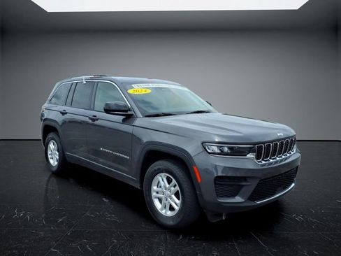 Used 2024 Jeep Grand Cherokee Laredo RWD image 5