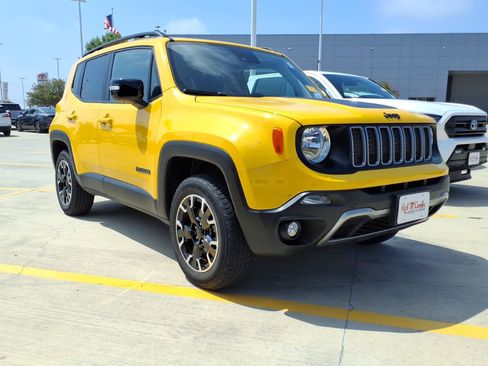 Used 2023 Jeep Renegade Latitude AWD/4WD image 3