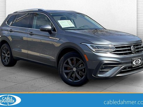 Used 2023 Volkswagen Tiguan SE w/ Panoramic Sunroof Package image 1