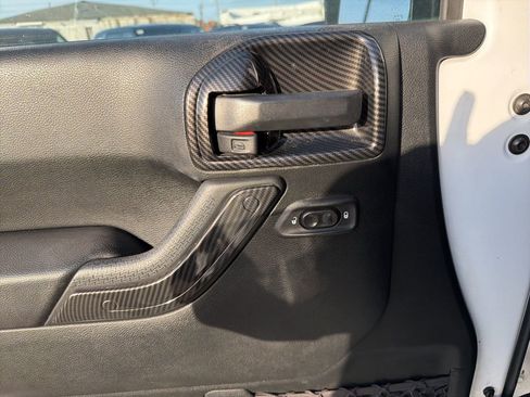 Used 2018 Jeep Wrangler Unlimited Sahara AWD/4WD image 13