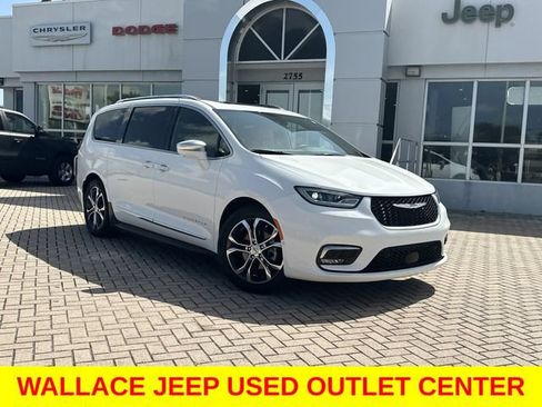 Used 2022 Chrysler Pacifica Pinnacle FWD image 2