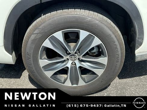Used 2021 Toyota Highlander XLE FWD image 25