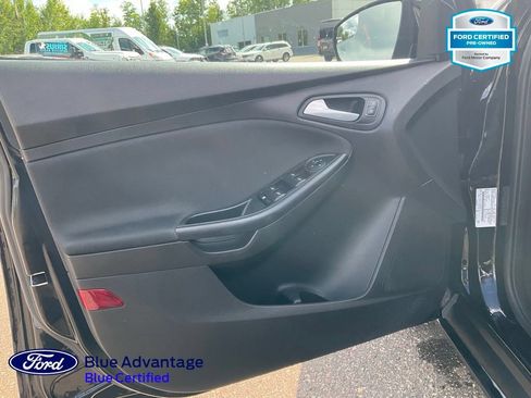 Used 2017 Ford Focus SE w/ Cold Weather Package FWD image 15
