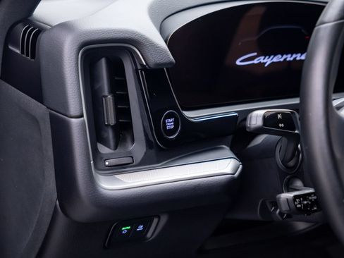 Certified 2024 Porsche Cayenne AWD/4WD image 19