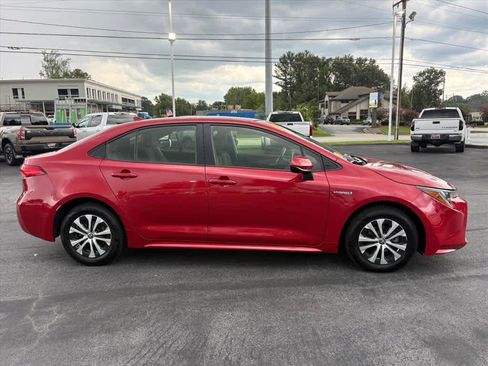 Used 2021 Toyota Corolla LE FWD image 2