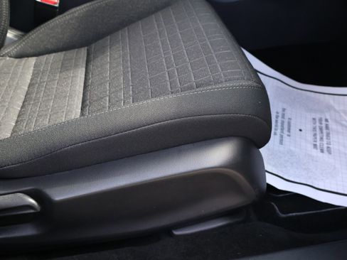 Used 2025 Honda HR-V LX image 9
