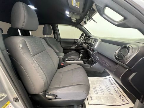 Used 2017 Toyota Tacoma TRD Sport image 9