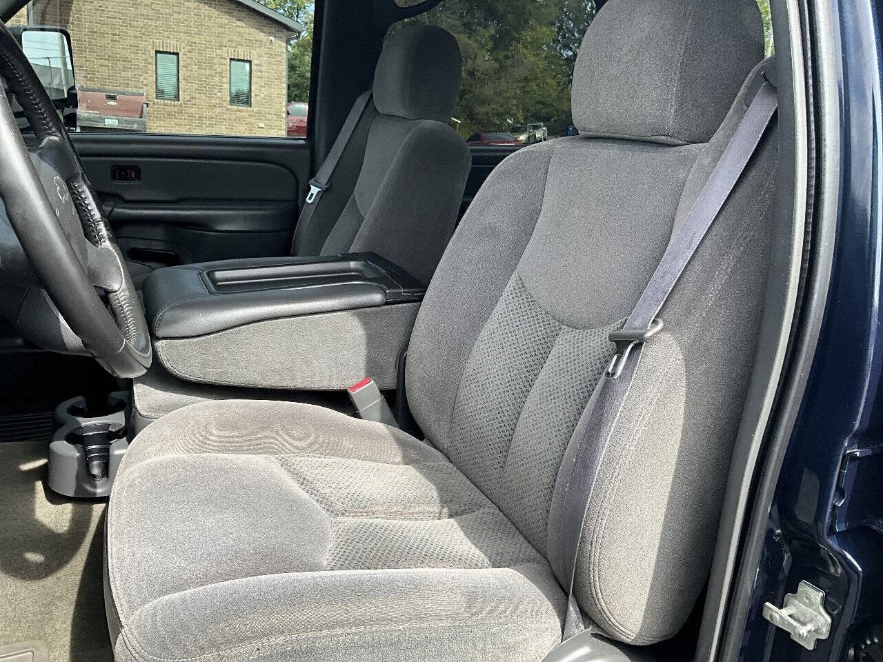 Used 2005 Chevrolet Silverado 2500 LS w/ Heavy-Duty Power Package AWD/4WD image 9