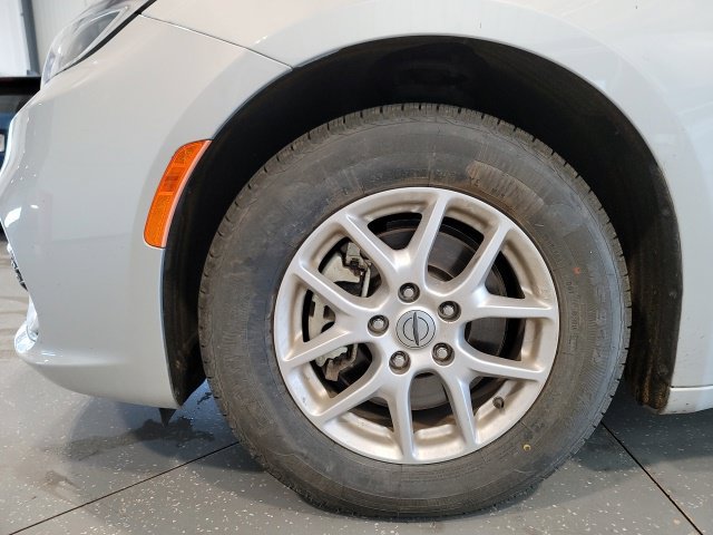 Used 2024 Chrysler Pacifica Touring-L FWD image 12