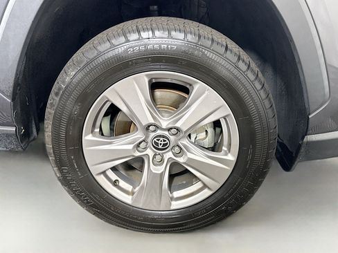 Used 2022 Toyota RAV4 XLE AWD/4WD image 32