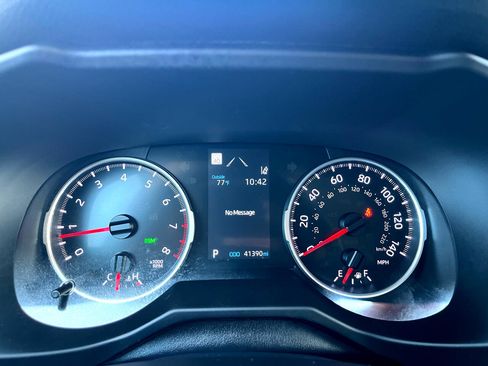 Used 2022 Toyota RAV4 XLE w/ Carpet Mat Package (TMS) image 29