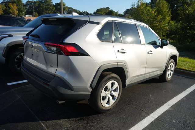 Used 2021 Toyota RAV4 LE FWD image 17