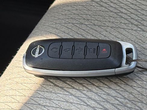 Used 2025 Nissan Rogue SV FWD image 21