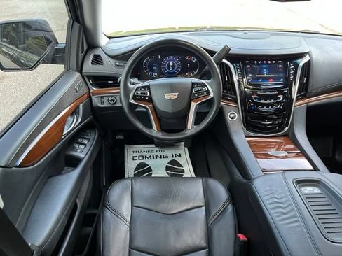 Used 2018 Cadillac Escalade ESV Luxury RWD image 34