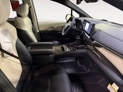 New 2025 Toyota Sienna Platinum image 16