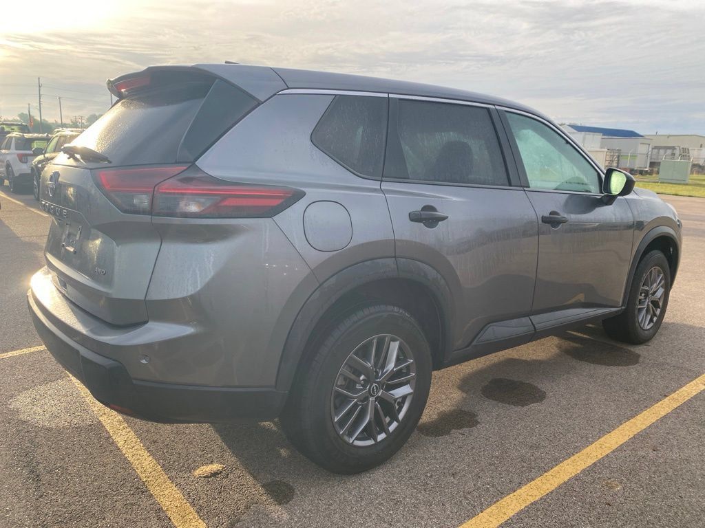 Used 2024 Nissan Rogue S AWD/4WD image 9