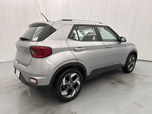 Used 2025 Hyundai Venue SEL FWD image 12