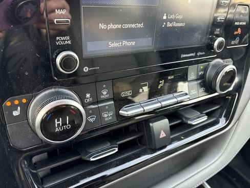 Used 2021 Toyota Highlander XLE image 18