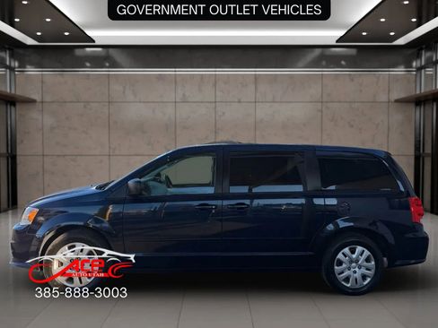 Used 2017 Dodge Grand Caravan SE w/ UConnect Hands-Free Group image 4
