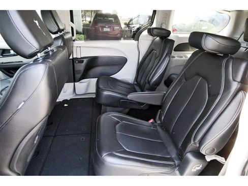 Used 2023 Chrysler Pacifica Touring-L FWD image 7