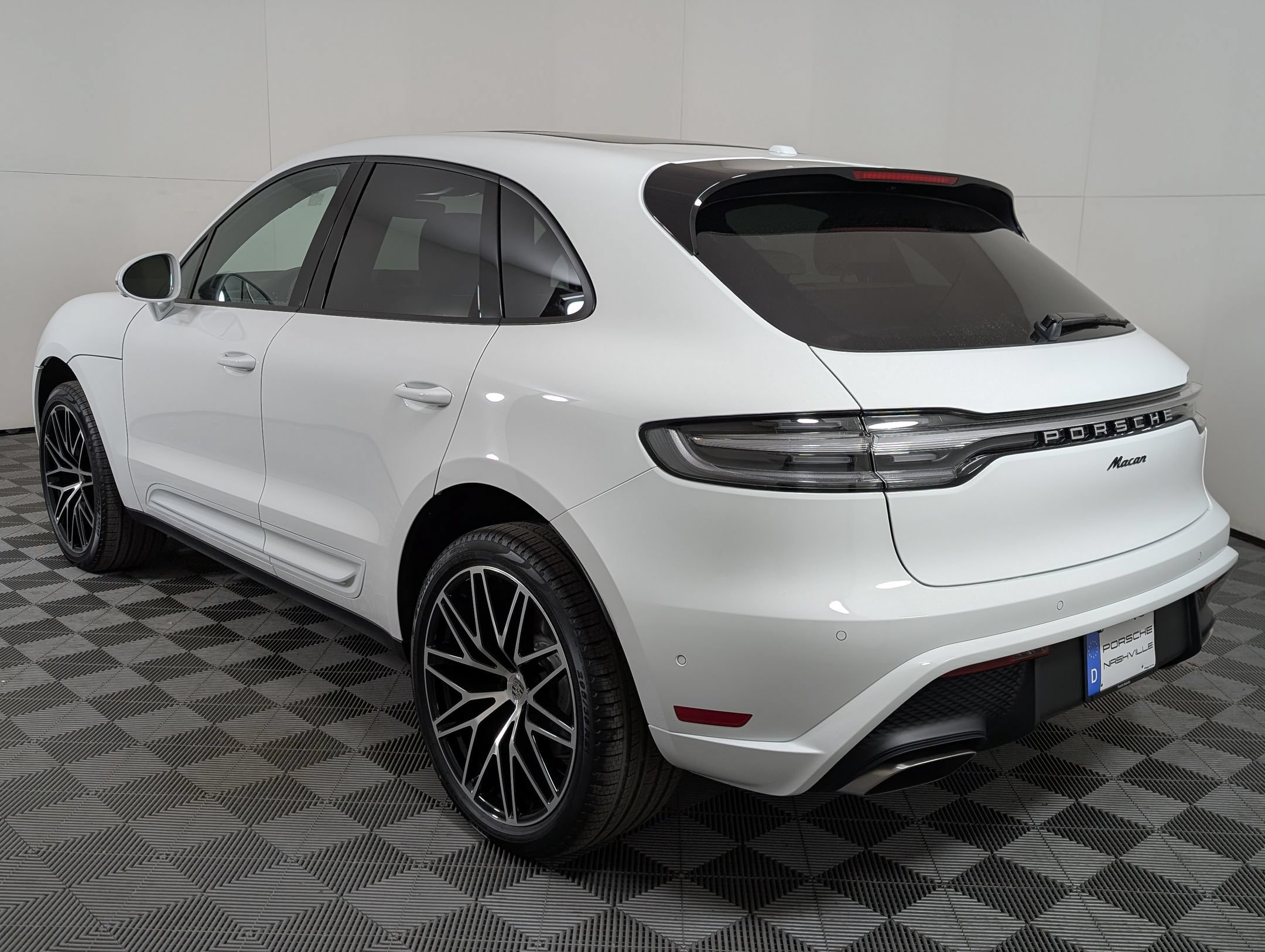 Certified 2026 Porsche Macan AWD/4WD image 3